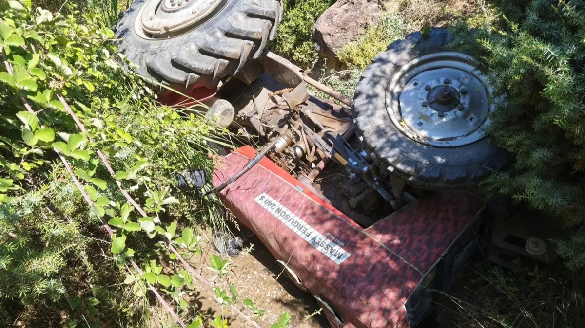 Manisa'da devrilen traktörün sürücüsü hayatını kaybetti