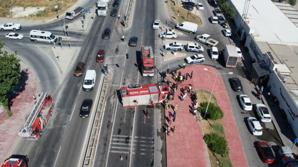 Büyükçekmece'de itfaiye aracı devrildi; yol trafiğe kapatıldı-1 / Havadan görüntüler