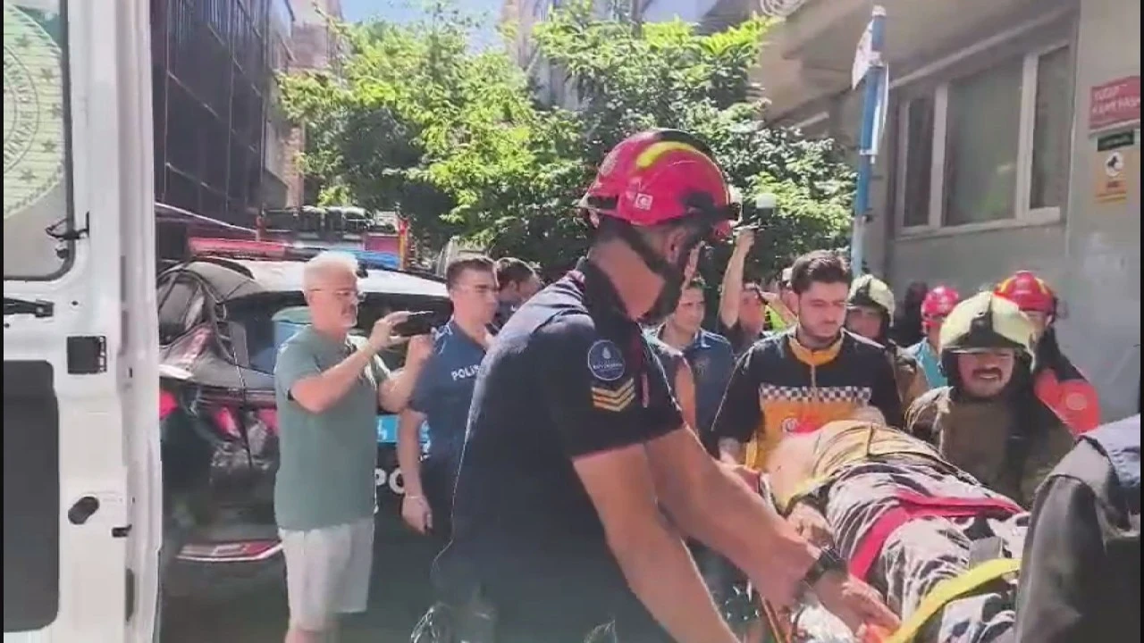 İstanbul'u ayağa kaldıran anlar! Yıkım sırasında bina çöktü: 2 işçi enkaz altında kaldı