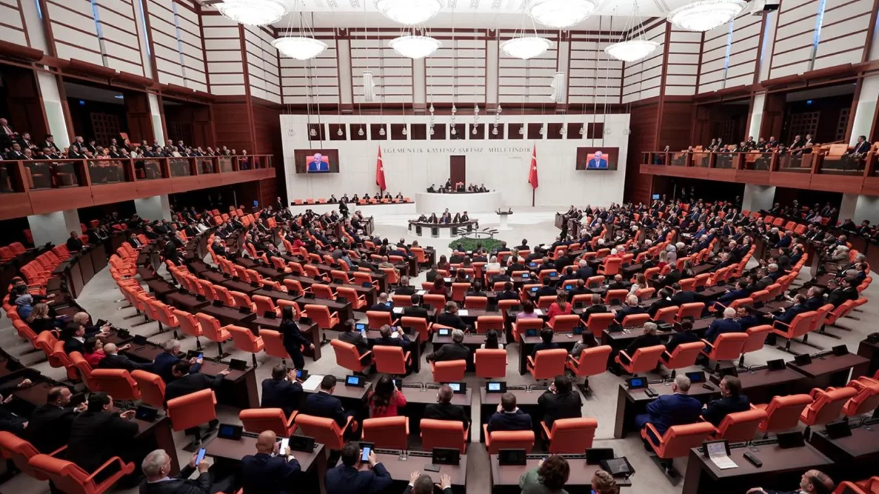 Emniyet teşkilatı ve basına yönelik düzenlemeleri de içeren kanun teklifi TBMM Genel Kurulunda: 3 madde daha kabul edildi