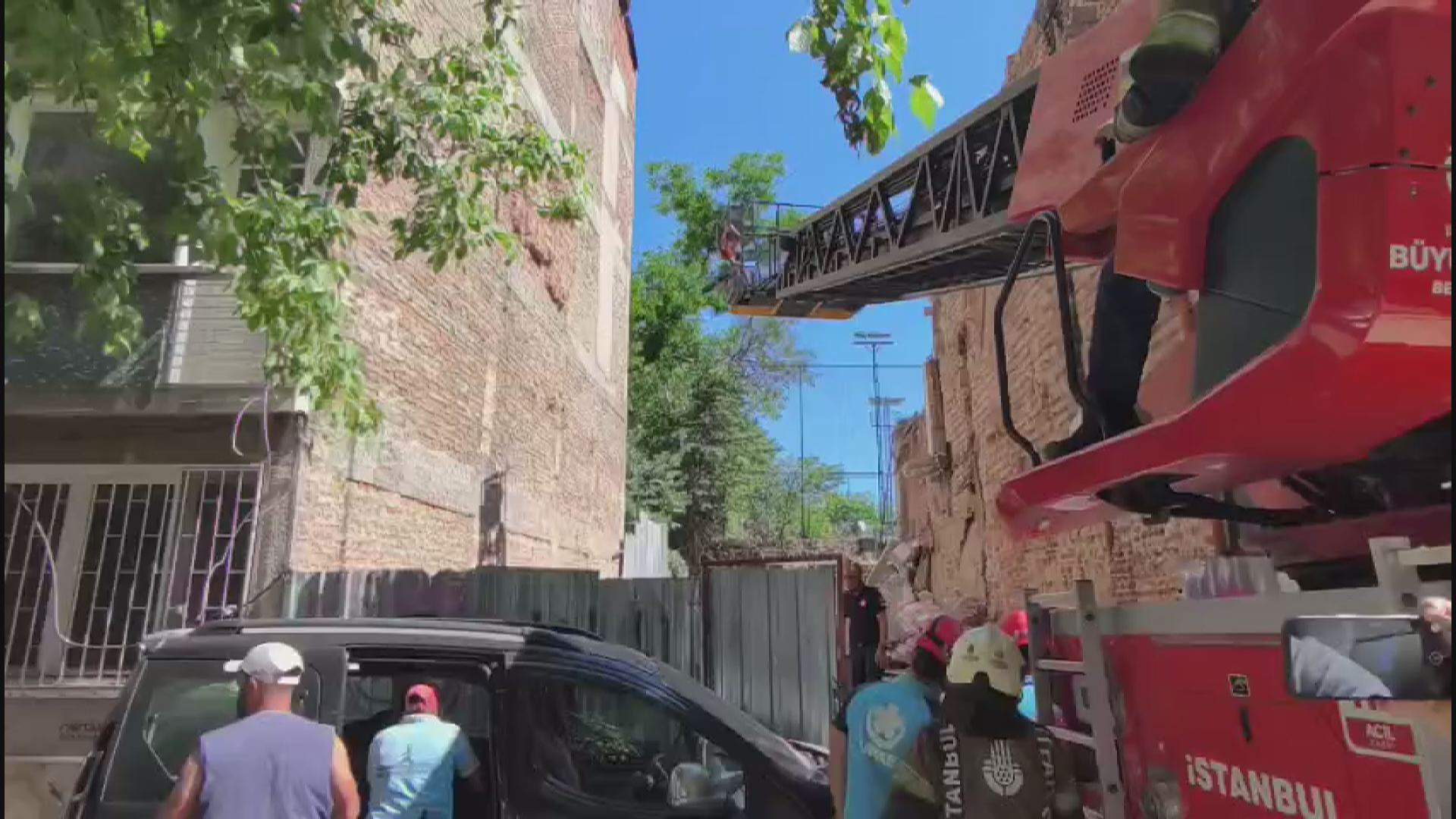 Kadıköy'de yıkımı yapılan binada kısmi çökme. İşçiler göçük altında kaldı