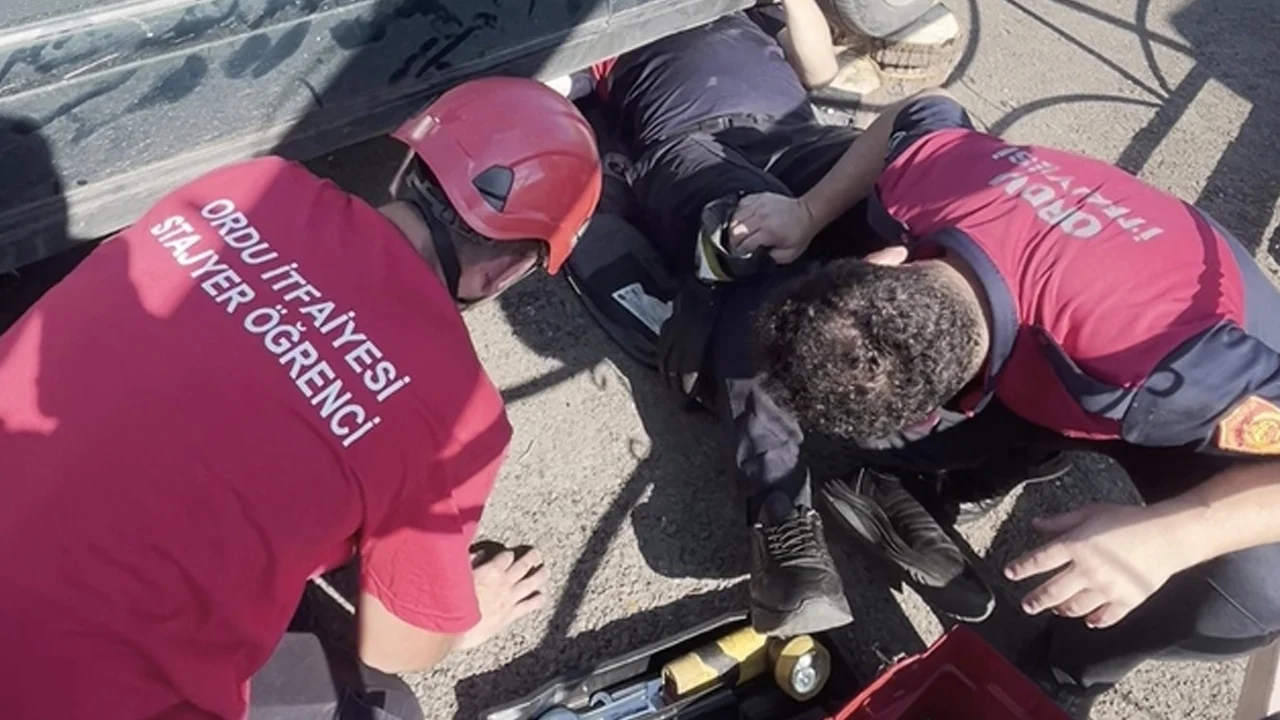 Araç sahibi son anda farketti: Egzoza sıkışan pisiciği itfaiye kurtardı