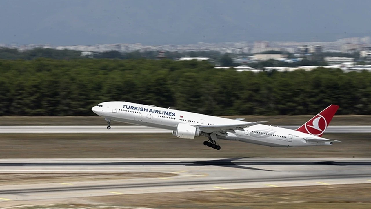 THY uçağı Antalya’da radar direğine temas etti