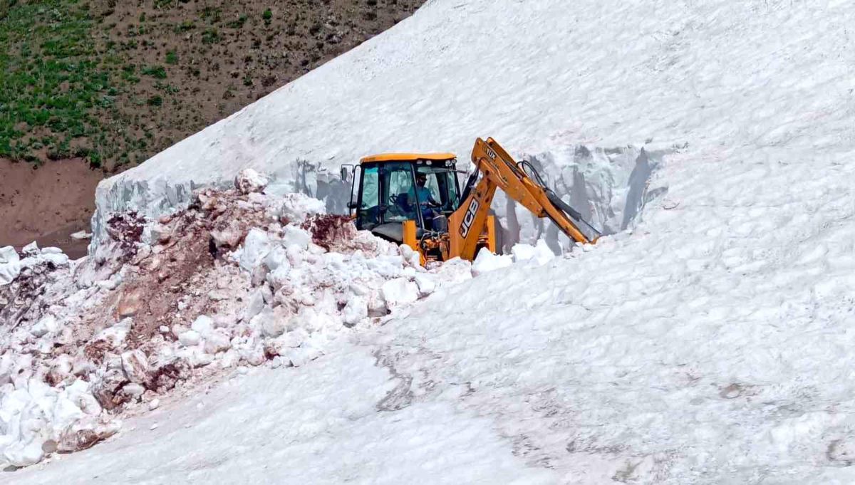 Tunceli'de haziran ortasında karla mücadele sürüyor