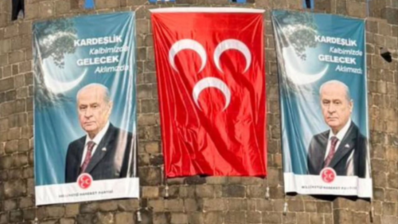 Diyarbakır'da Tarihi Surlarına MHP Lideri Devlet Bahçeli ve MHP bayrakları asıldı