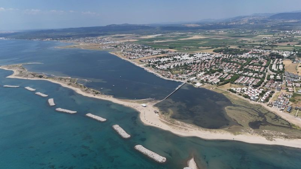 Altınova'nın Yeni Kum Adası Plajı yenilenen yüzüyle açıldı