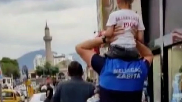 Kayseri’de yürek ısıtan anlar: Kayıp çocuğu omzunda taşıyıp ailesine kavuşturdu