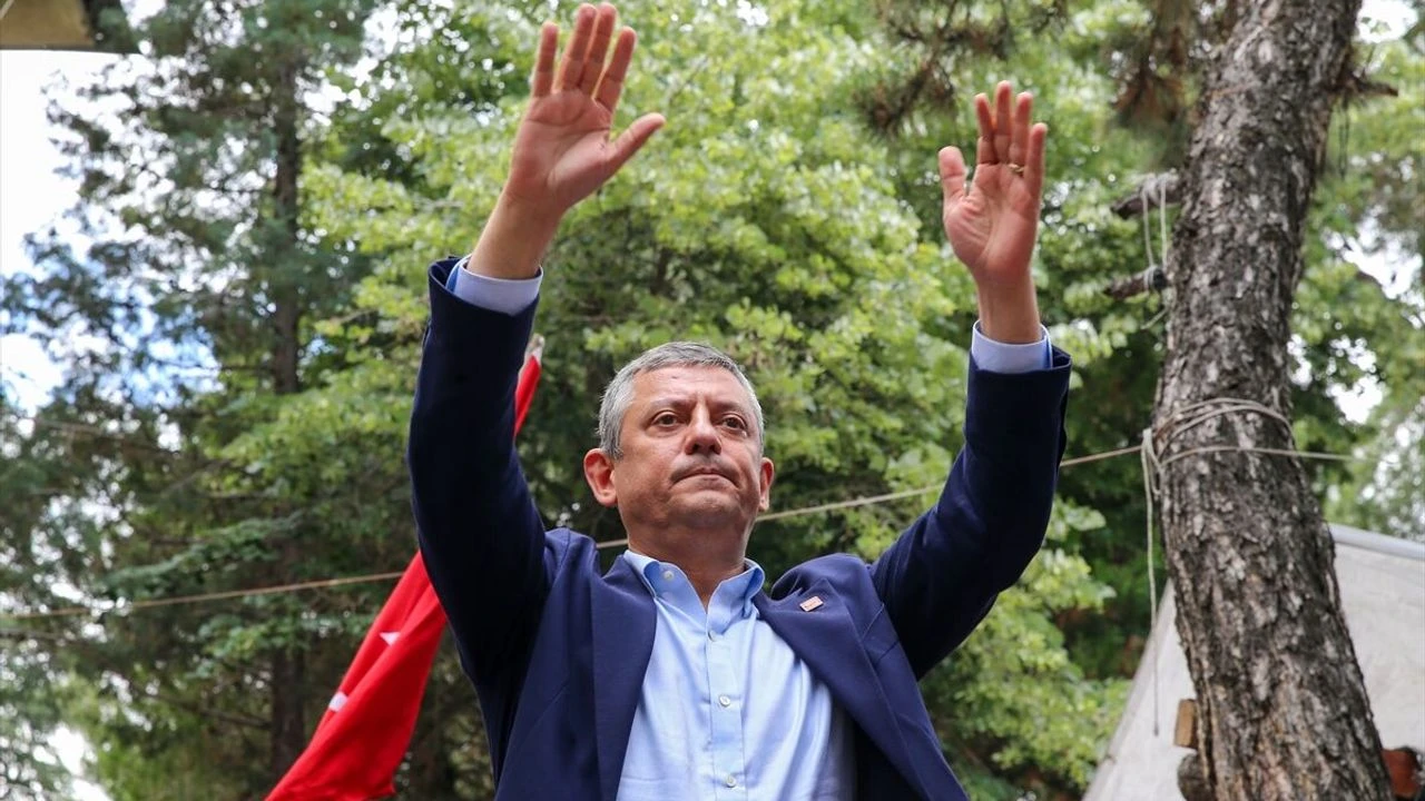 Özgür Özel'den bank üzerinde miting