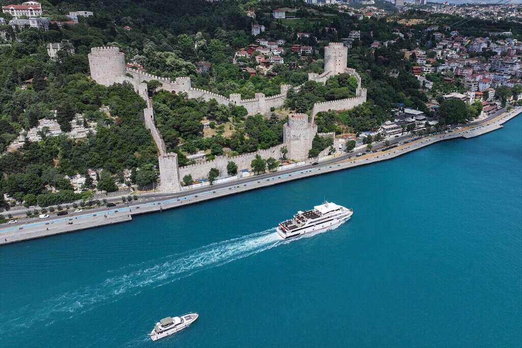 İstanbul Boğazı turkuaz görünümüyle büyüledi