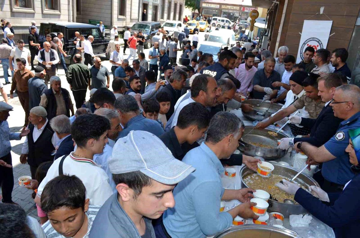 Bulanık'ta 5 bin kişiye aşure ikram edildi