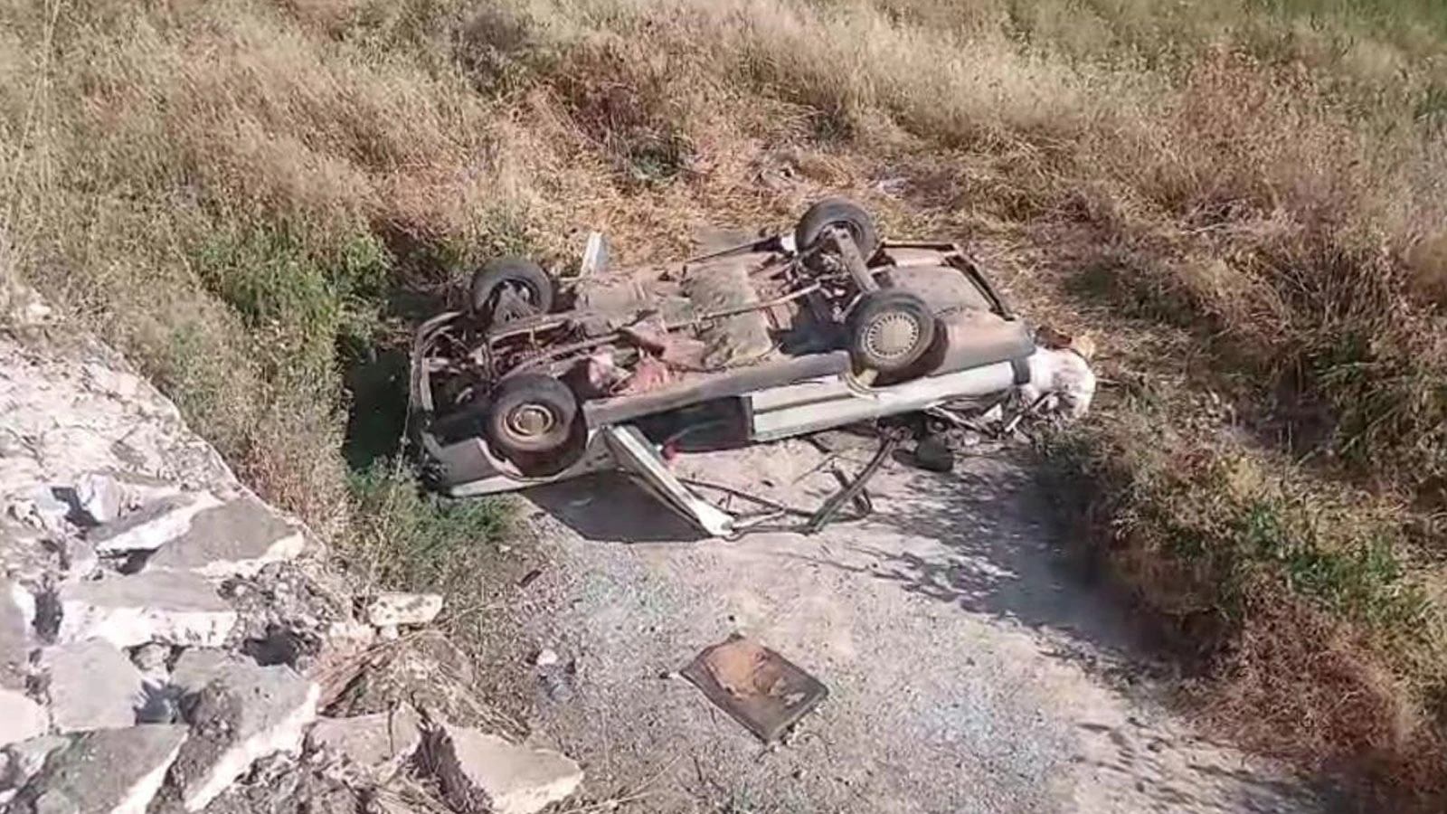 Şanlıurfa’da otomobil şarampole yuvarlandı: Sürücü hayatını kaybetti