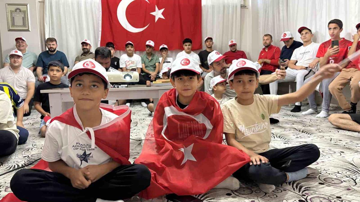 Sabah namazında buluştular, Dünya Kupası heyecanını camide yaşadılar