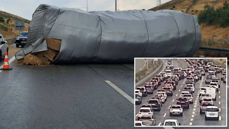 Balıkesir’de saman yüklü tır devrildi: Otoyol trafiğe kapandı
