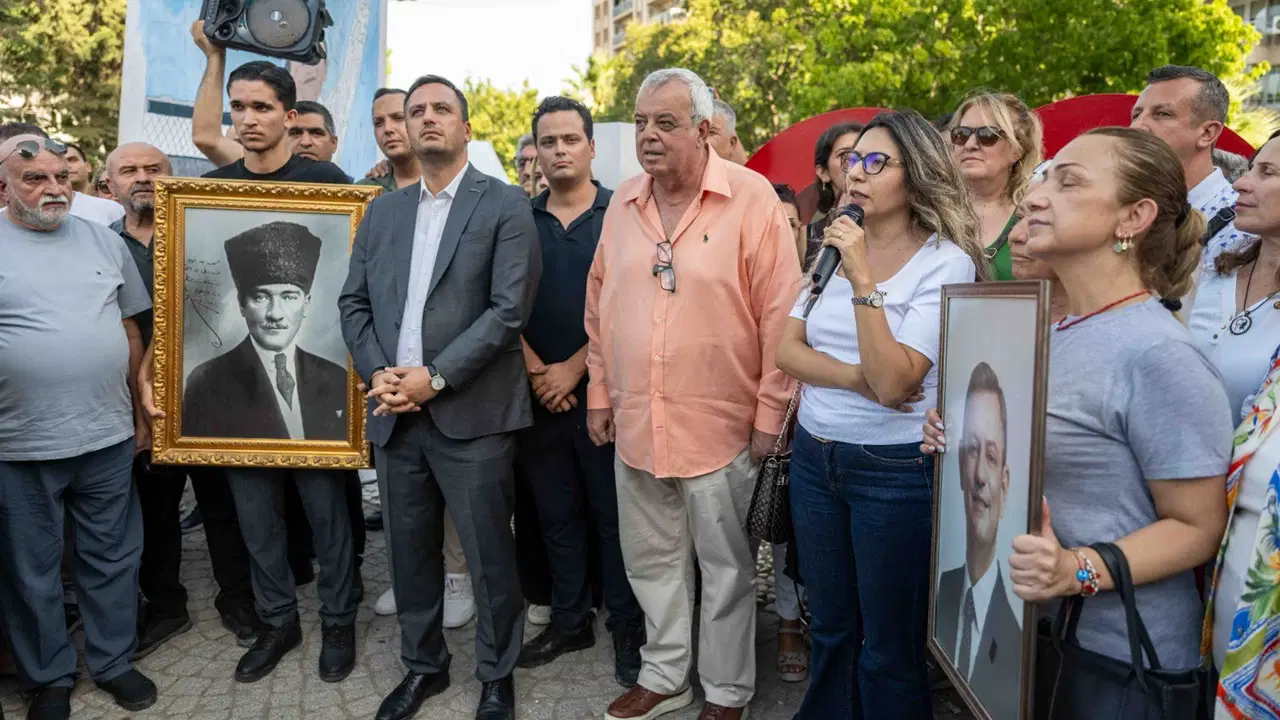İzmir'de toplu istifa: 10 ilçe CHP'den ayrıldı
