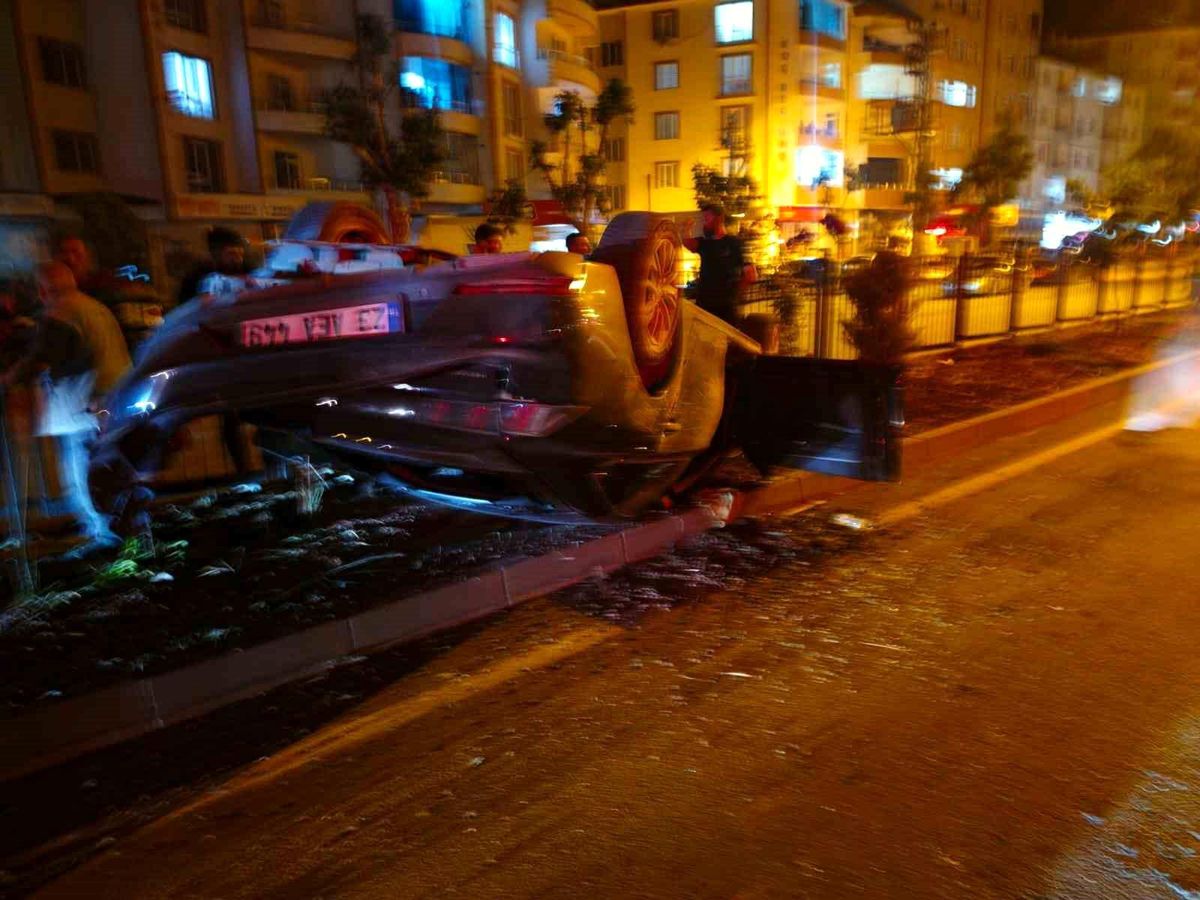 Elazığ'da kamyonet ile otomobil çarpıştı: 5 yaralı