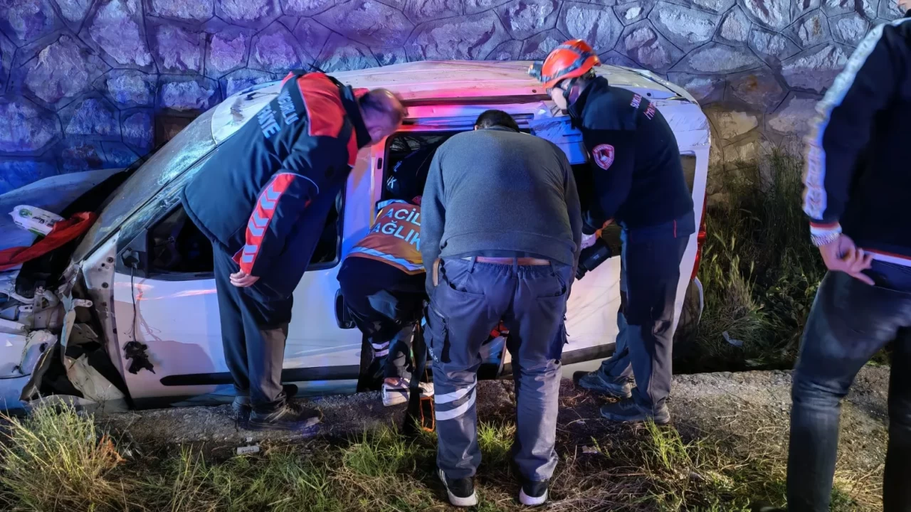 Sungurlu'da korkutan kaza: Hafif ticari araç istinat duvarından uçtu!