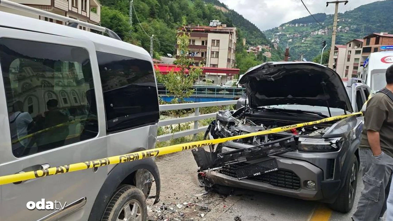 Arap turistler park halindeki araca çarptı: 1'i ağır 7 yaralı
