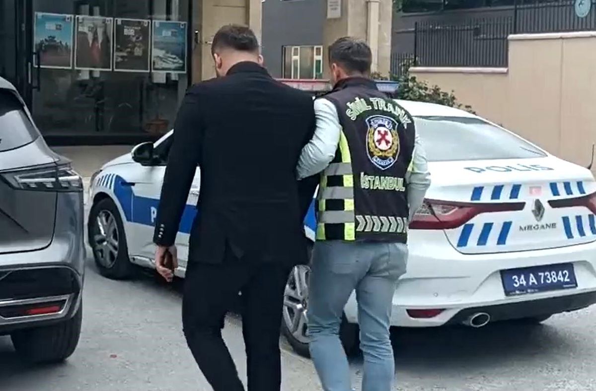 Beylikdüzü'nde araç sürücü motosikletliye saldırdığı anlar kamerada