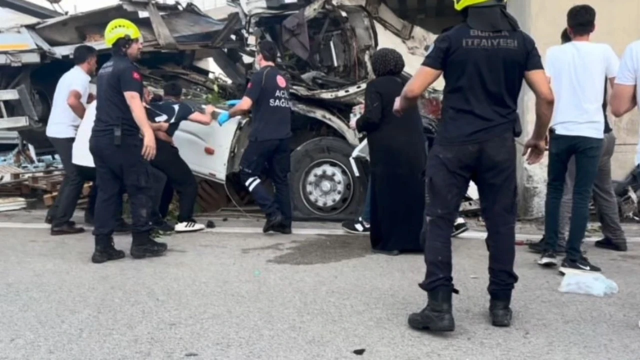 Köprü ayağına çarpan TIR'ın sürücüsü öldü