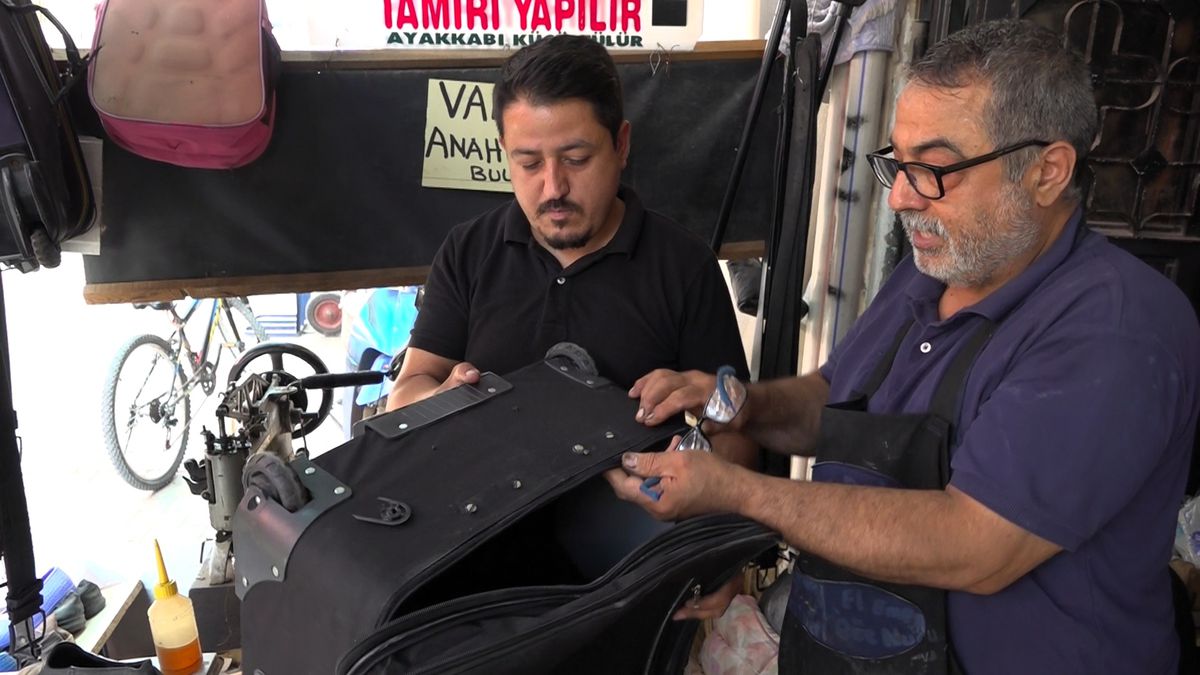 Dede mesleği ayakkabı tamirciliğini 88 yıldır sürdürüyorlar