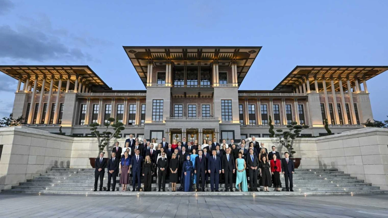 NATO liderleri resepsiyonda buluştu! Trump ile Erdoğan çifti Külliye'de sohbet etti