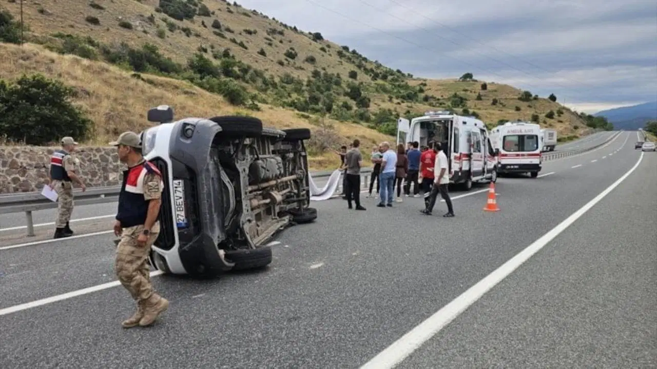Erzincan'da minibüs devrildi: Çok sayıda yaralı var