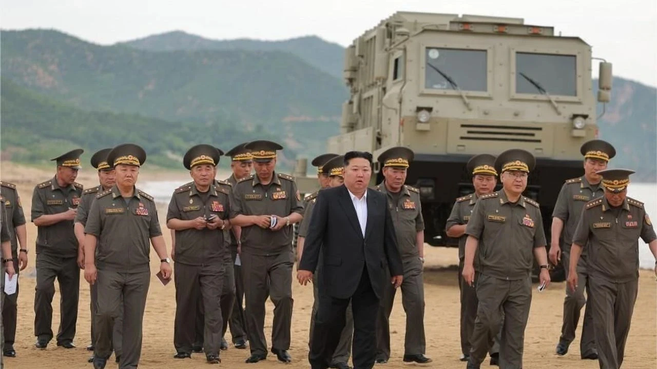 Kuzey Kore lideri Kim Jong-un yeni silahların test edilmesini izledi