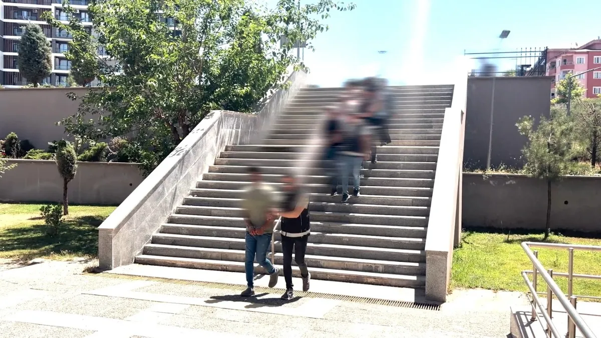 Durdurulan otobüste akıl almaz olay! 4 kişinin midesinden uyuşturucu çıktı!