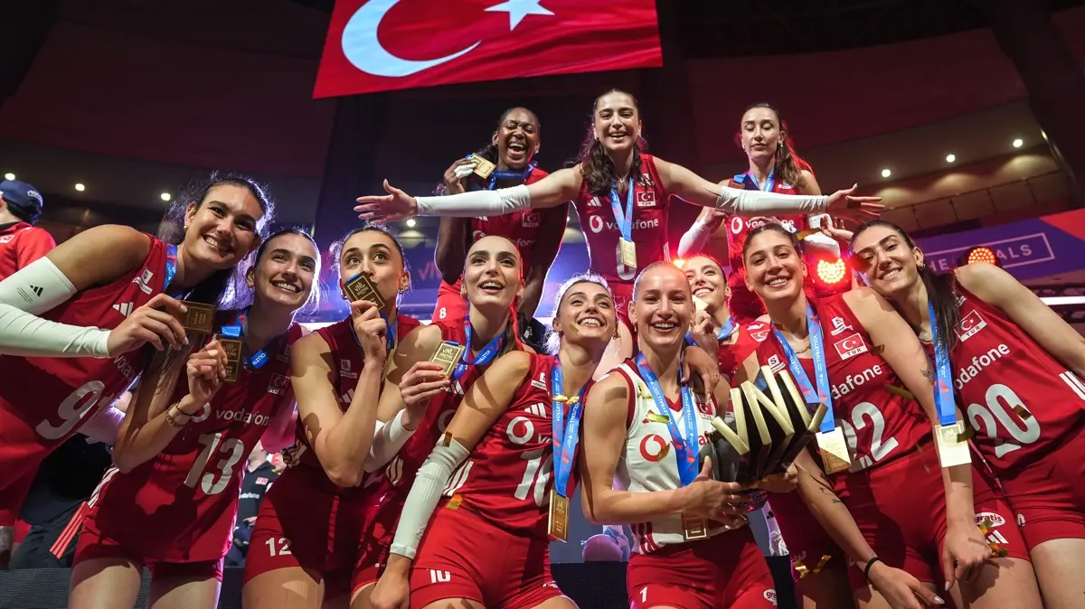Şampiyon A Milli Kadın Voleybol Takımı'na spor camiasından tebrik mesajları