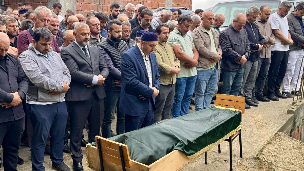 Oğlunu kurtarmak için girdiği denizde boğulma tehlikesi geçiren ve daha sonra hayatını kaybeden baba, toprağa verildi