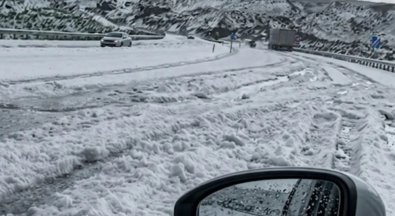 Haziran ortasında kışı yaşadılar! Bir anda her yer beyaza büründü