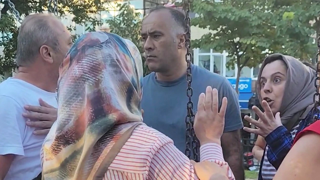 Parkta meydan muharebesi! Tekmeler tokatlar hava uçtu: Kızıma sen mi vurdun?