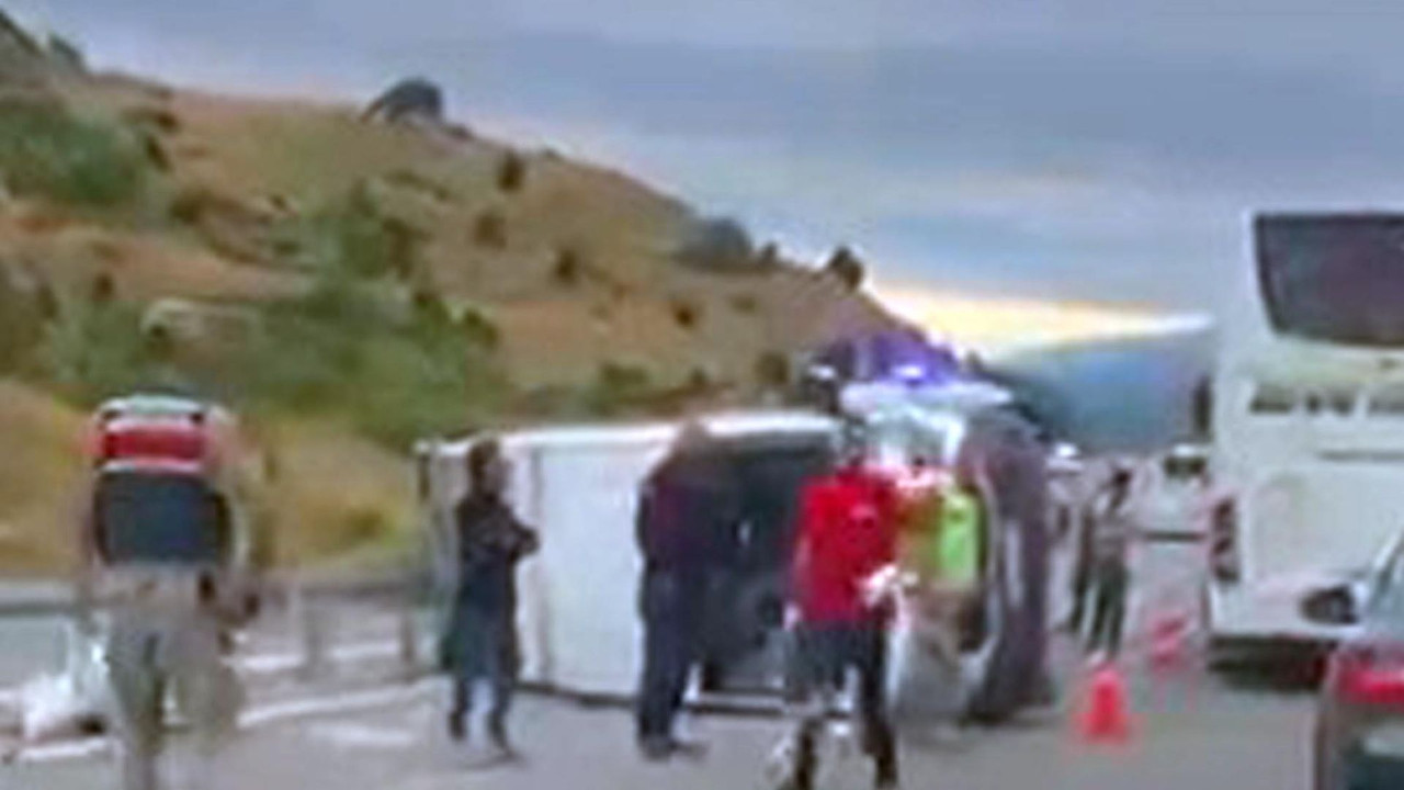 Erzincan’da yolcu minibüsü devrildi! Çok sayıda yaralı var