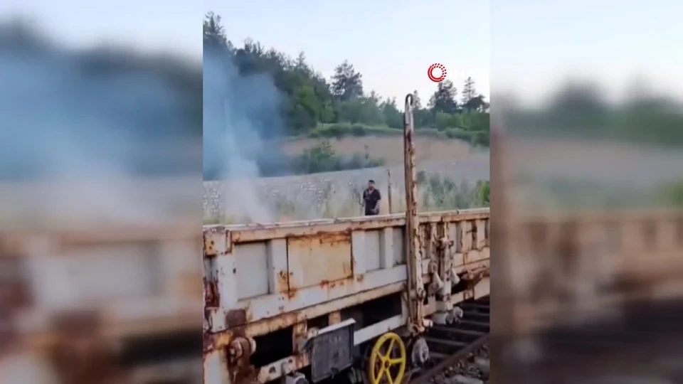Karabük'te Yük Treni Makinistleri Anız Yangınını Söndürdü