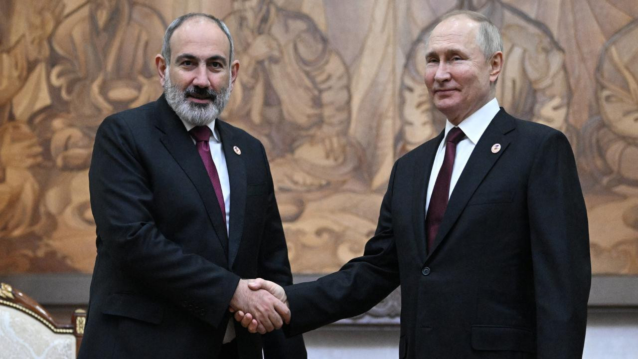 Putin ve Paşinyan telefon görüşmesi gerçekleştirdi