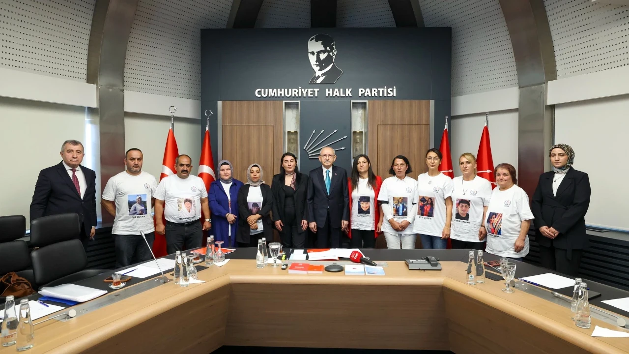 Kılıçdaroğlu, adalet nöbeti tutan ailelerle görüştü