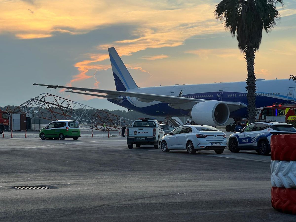 THY uçağı, Antalya Havalimanı'nda radar direğine çarptı