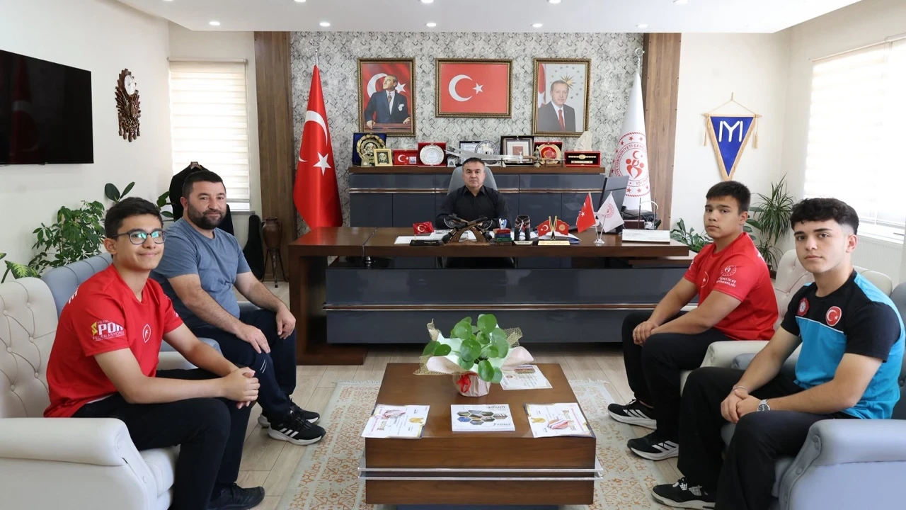 Gençler Türkiye Kuraş Şampiyonasında derece elde eden sporculardan Müdür Demir’e ziyaret