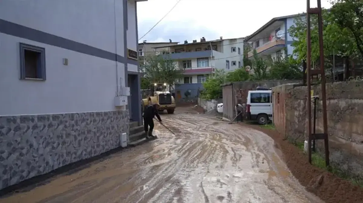 Sağanak sele neden oldu bir ev, ahır ve 4 araç zarar gördü