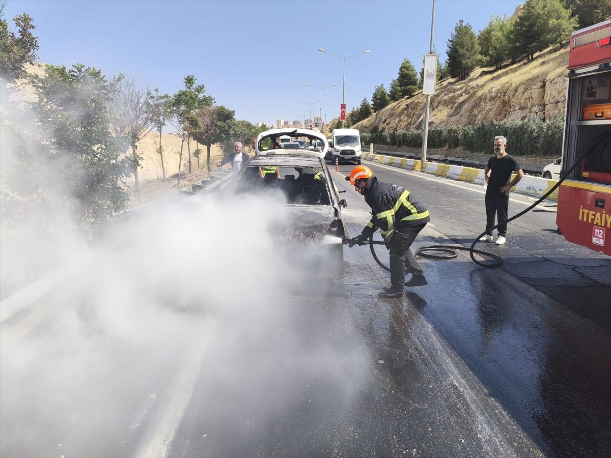 Mardin'de çıkan yangında otomobil kullanılamaz hale geldi