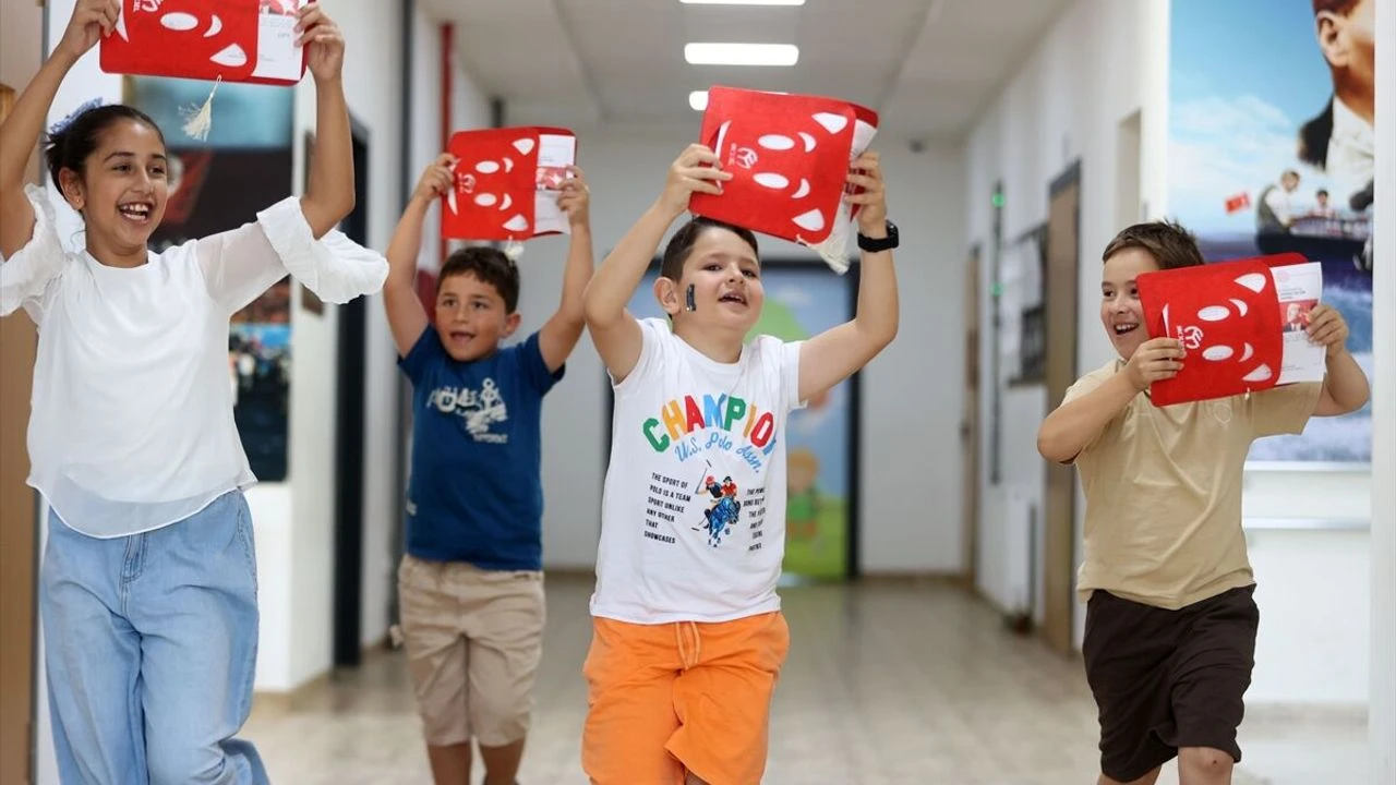 Ders bitti, tatil başladı! 18 milyon öğrenci bugün karne alıyor