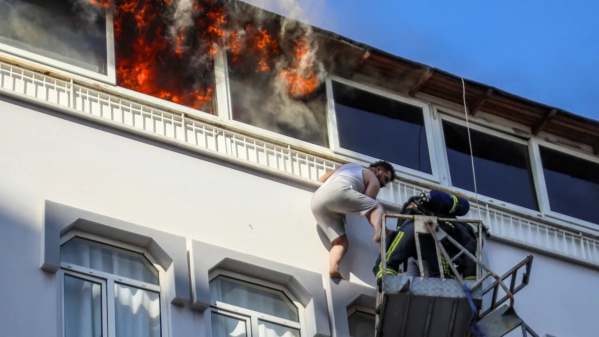 Antalya'daki yangında mahsur kalan 2 kişi son anda kurtarıldı