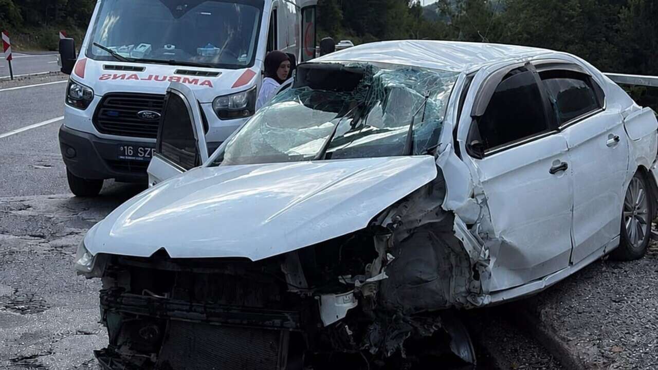 Bursa'da köprü koruma demirlerine çarpan otomobildeki 5 kişi yaralandı