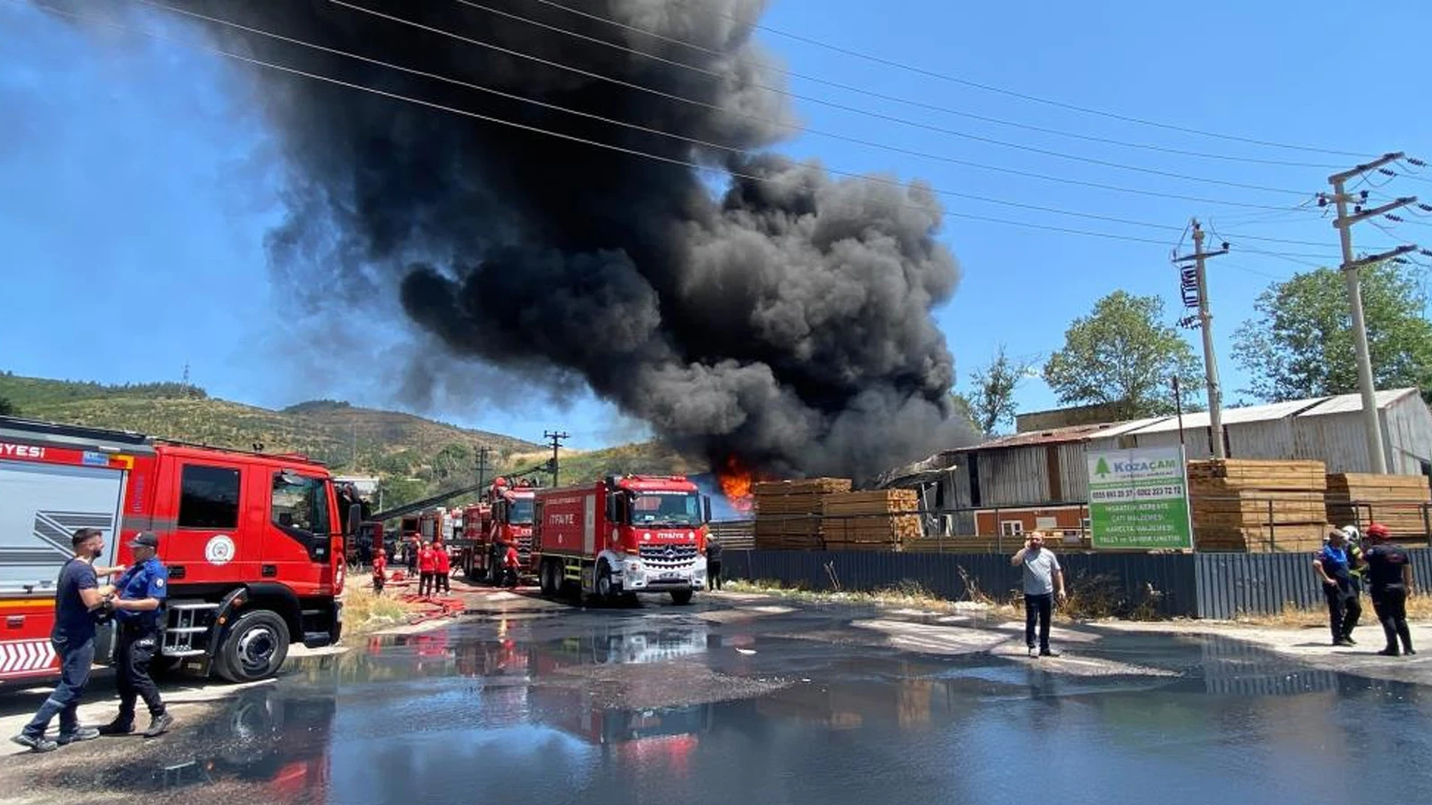 Kocaeli'de boya fabrikasında yangın: Bir işçinin cansız bedenine ulaşıldı