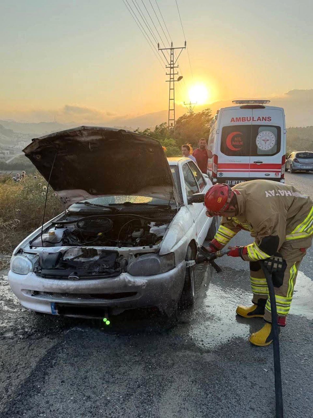 Antakya'da otomobilin motorundan alevler yükseldi