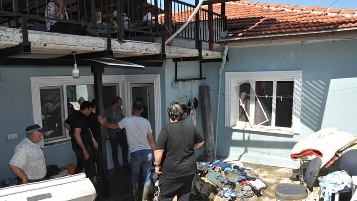 Manisa'da sağanak sel suları evinden geçti! Komşuları yardım etmeseydi….