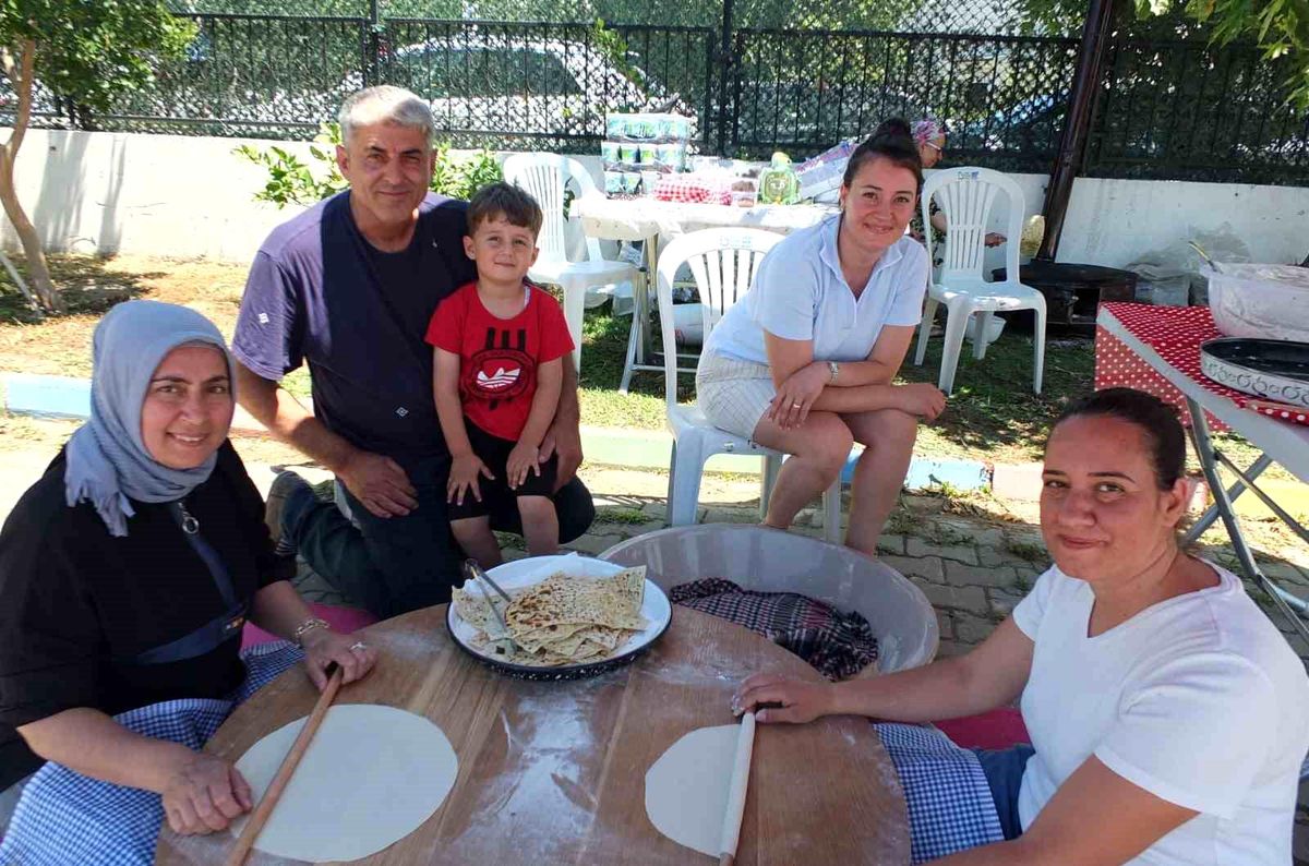 Burhaniye'de okul yararına gözleme yaptılar