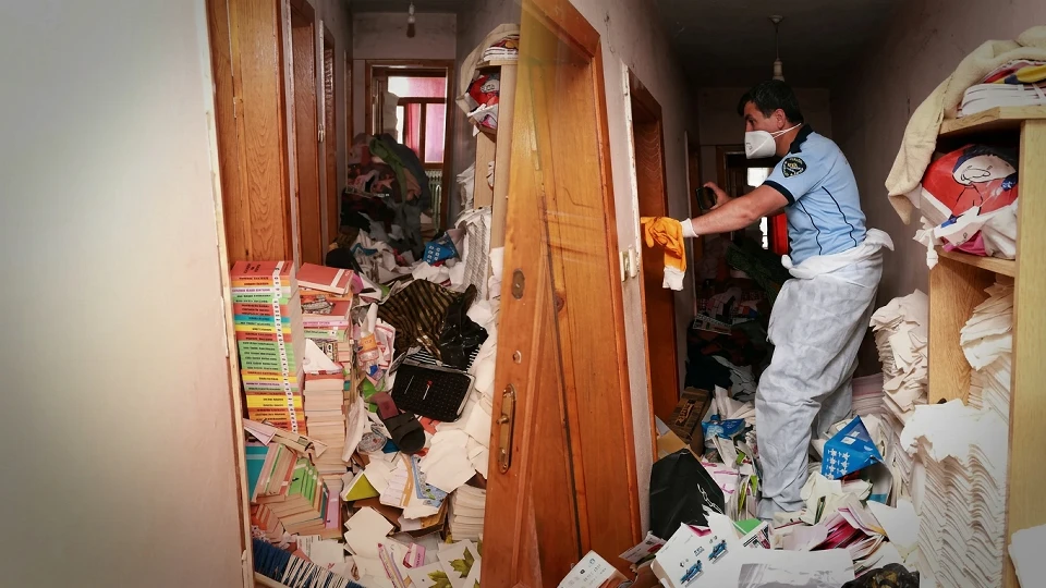 Mahalleyi saran kokunun kaynağı ortaya çıktı! Evden 20 ton çöp çıktı