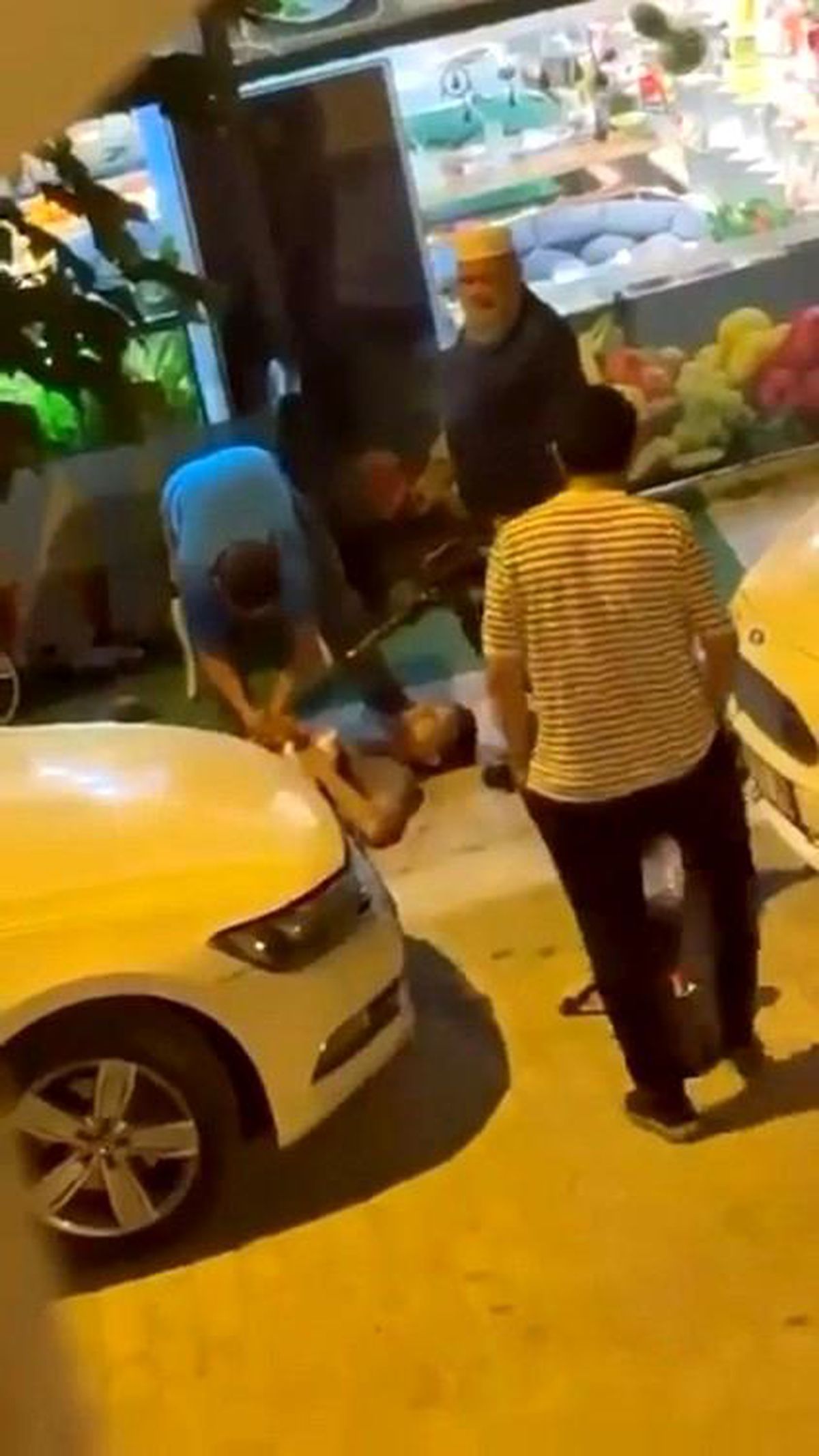 Küçükçekmece'de hamile eşine tatlı almaya çıkan adama bıçaklı dehşet