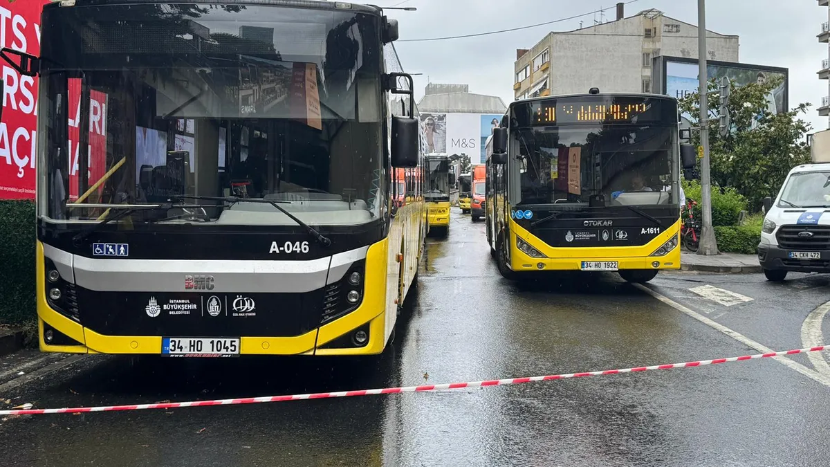 İBB seyretti! Vatandaş taşkınla mücadele etti